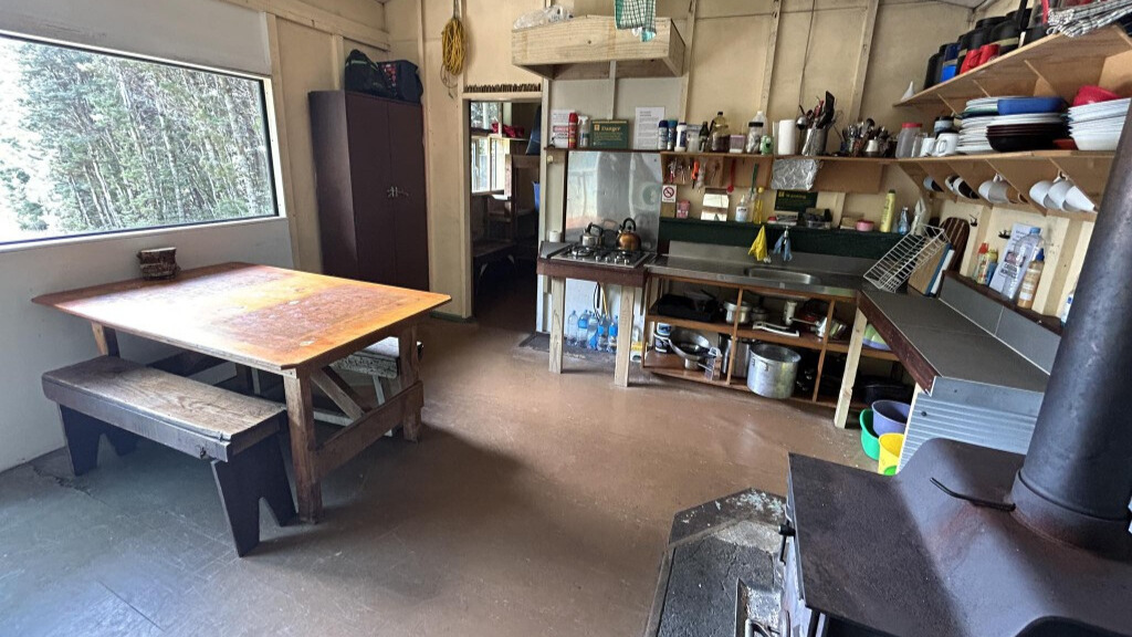 2.NZDA%20Mid%20Greenstone%20Hut%20Kitchen