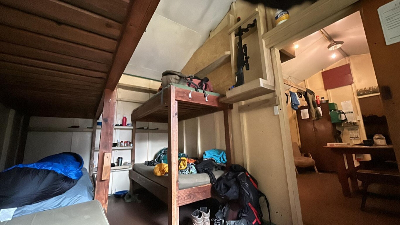 6.NZDA%20Mid%20Greenstone%20Hut%2012%20bunks