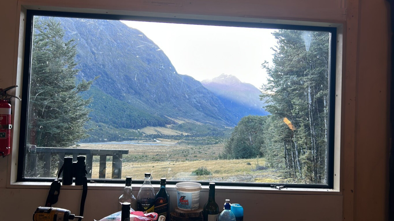 9.NZDA%20Mid%20Greenstone%20Hut%20view